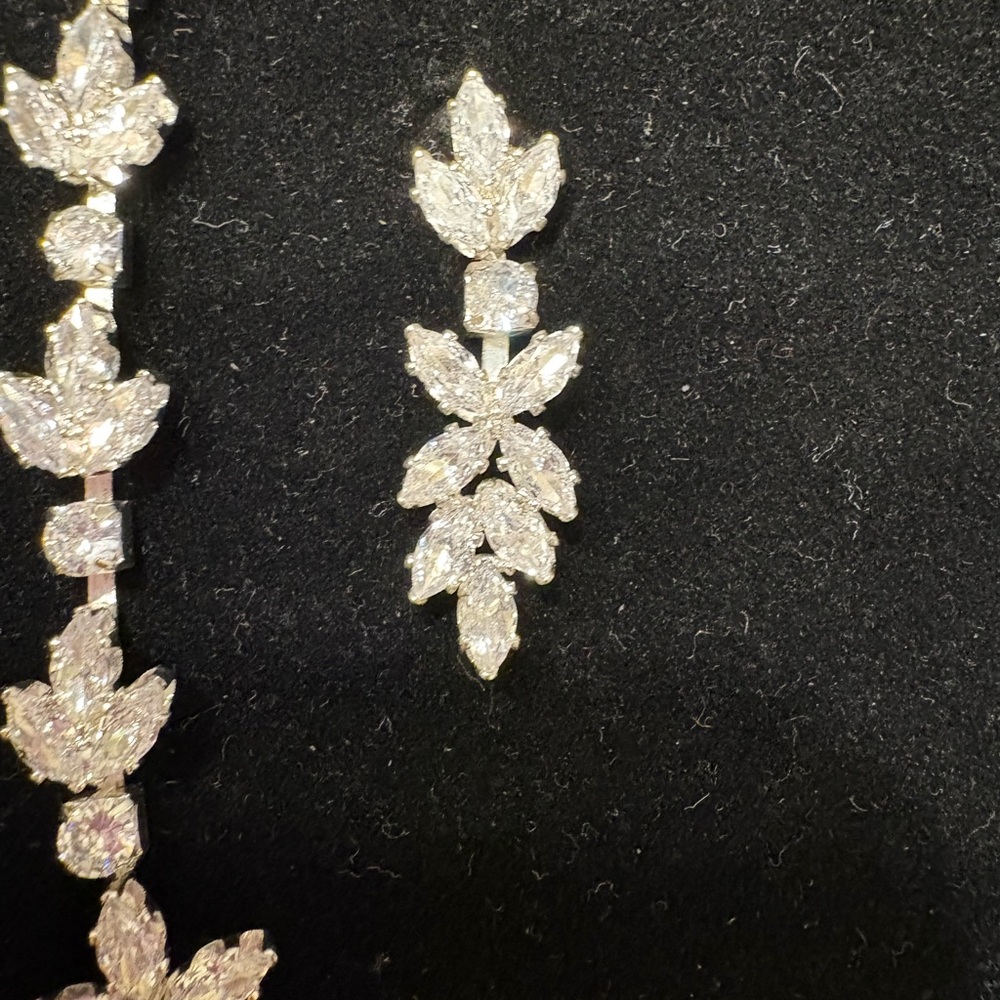 Elegant Silver Floral Cubic Zirconia Jewelry Set - Picture 5 of 5